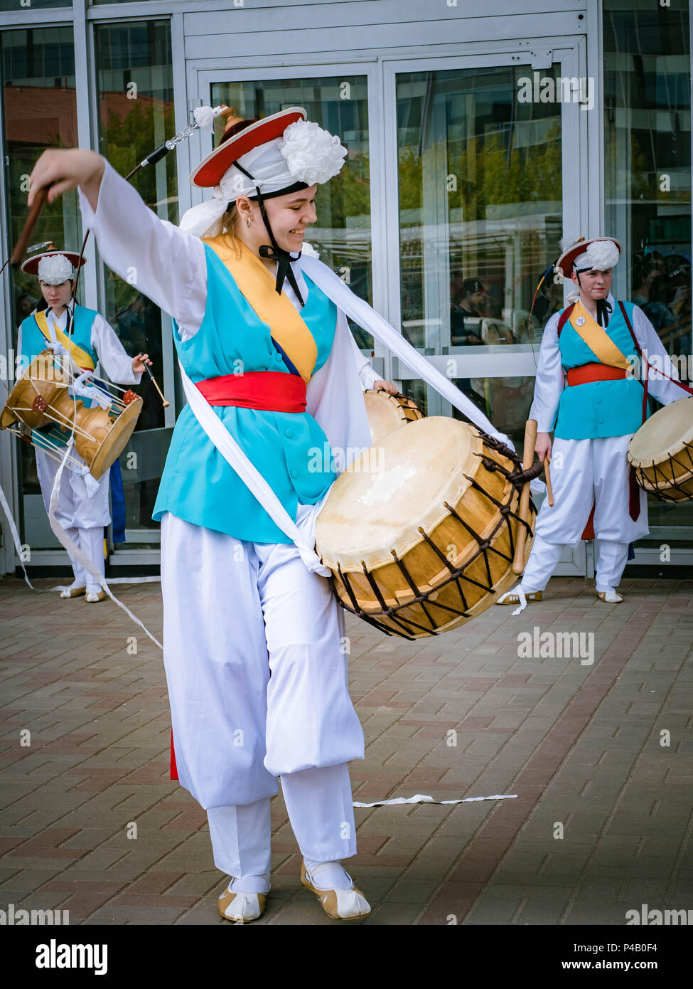 Mosca, Russia, luglio 12, 2018: Coreano strumenti musicali tradizionali. Un gruppo di musicisti e ballerini in colore luminoso adatta per eseguire Ko tradizionali Foto Stock