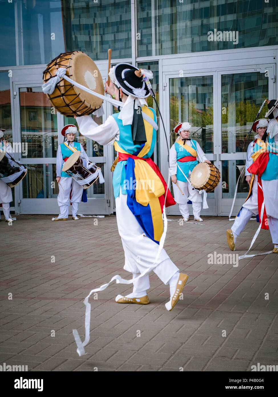 Mosca, Russia, luglio 12, 2018: Coreano strumenti musicali tradizionali. Un gruppo di musicisti e ballerini in colore luminoso adatta per eseguire Ko tradizionali Foto Stock