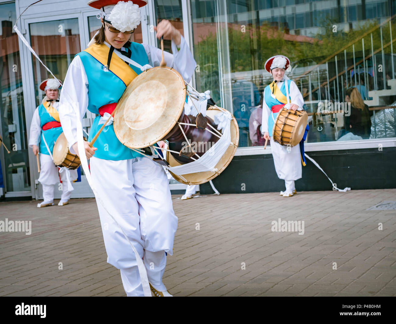 Mosca, Russia, luglio 12, 2018: musicista giocare su un tradizionale coreano percussioni strumento musicale Janggu doppia tamburo con una stretta di cintura in th Foto Stock