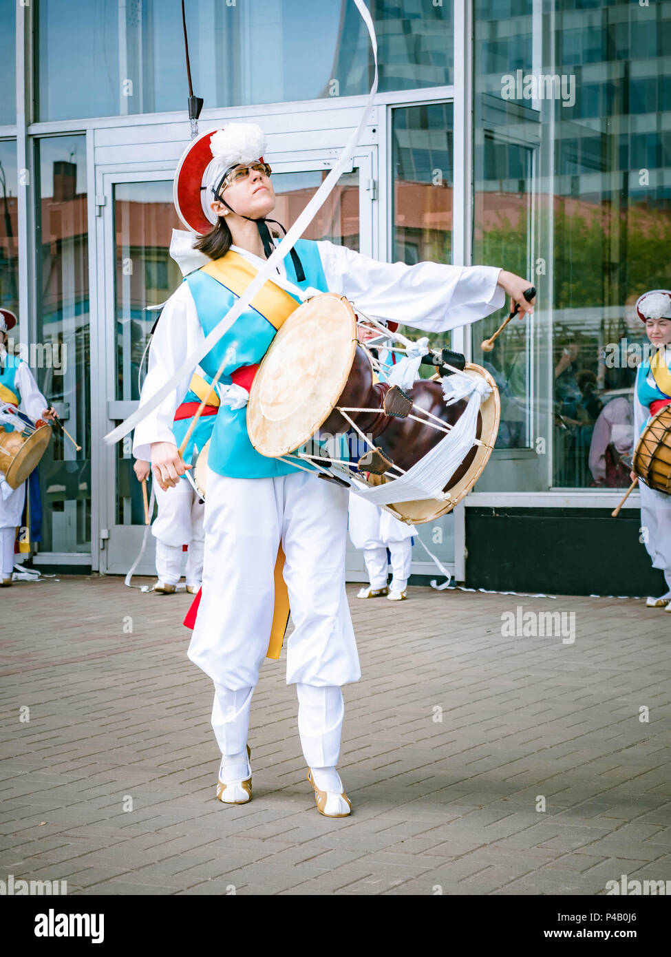 Mosca, Russia, luglio 12, 2018: musicista giocare su un tradizionale coreano percussioni strumento musicale Janggu doppia tamburo con una stretta di cintura in th Foto Stock