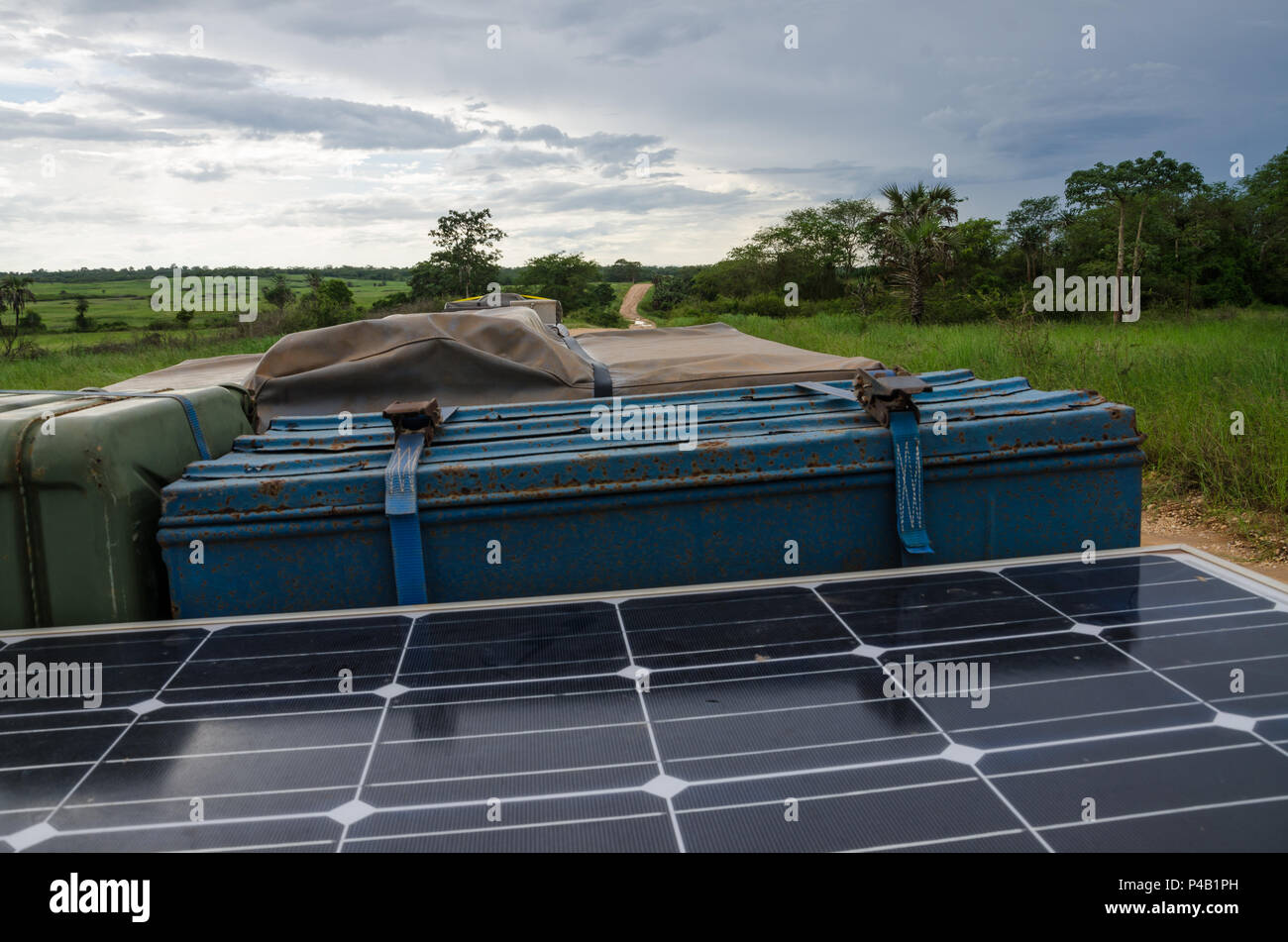 Il tetto del 4x4 veicolo fuoristrada con jerry può, pannelli solari sul tetto e tenda scatola di archiviazione su sterrato in Angola, Africa. Foto Stock