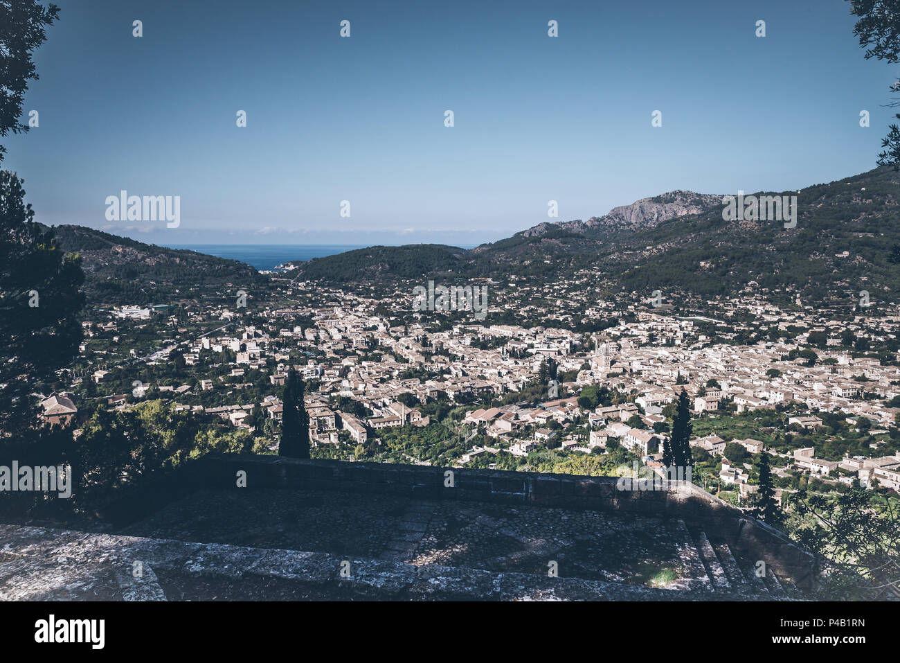 Angolo di alta vista della cittadina di Soller, Mallorca Foto Stock