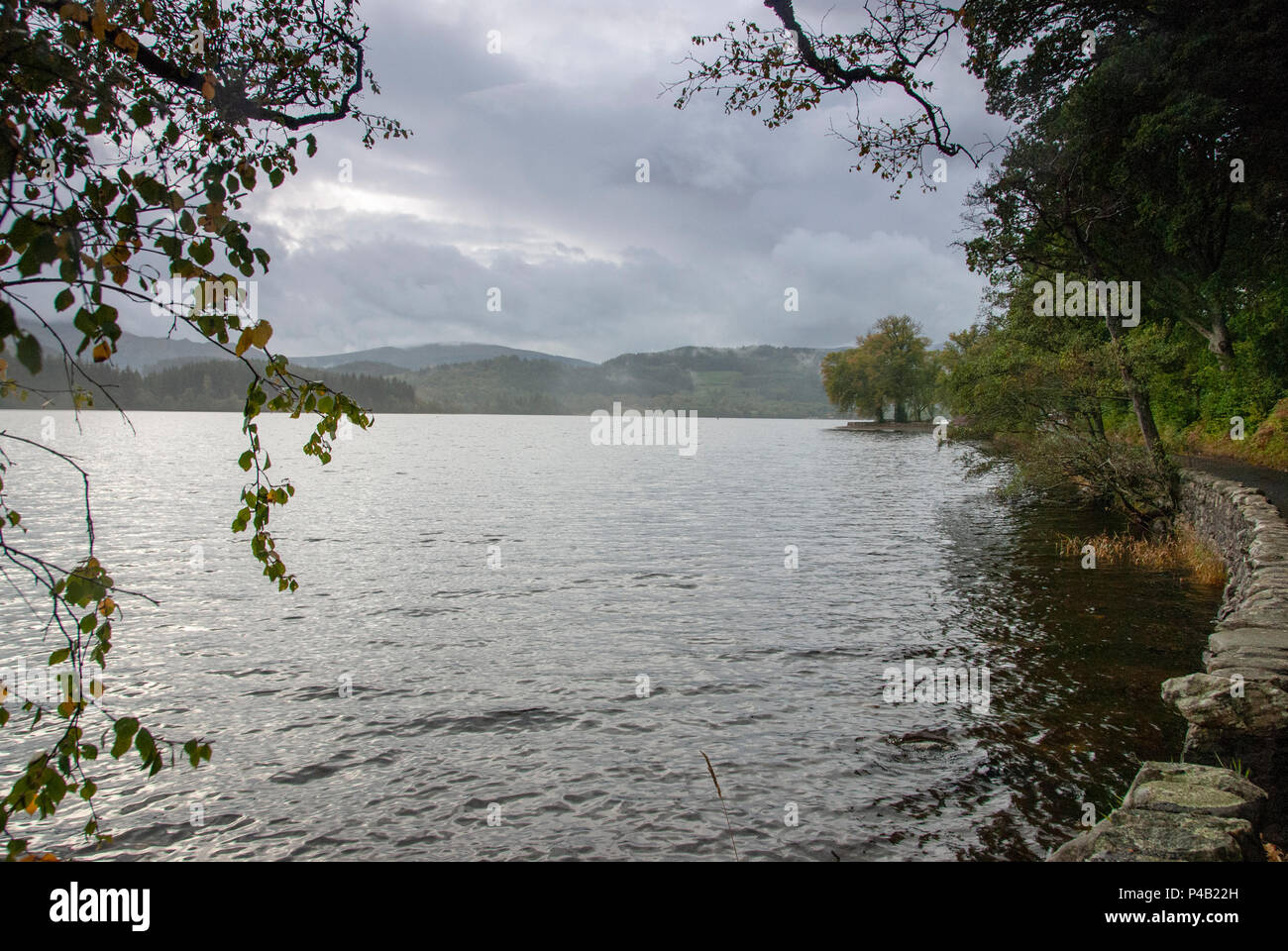 Colori autunnali e la raccolta delle acque e le dense nubi sul Loch Lomond, Scozia Foto Stock