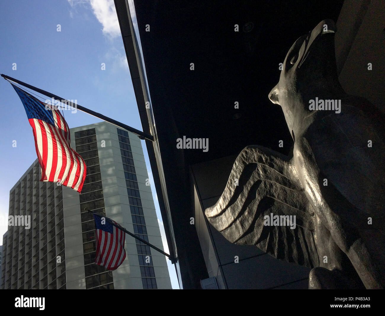 Bandiera americana e la statua del mitico griffin fuori dall'hotel nel centro cittadino di Miami, Florida. Foto Stock