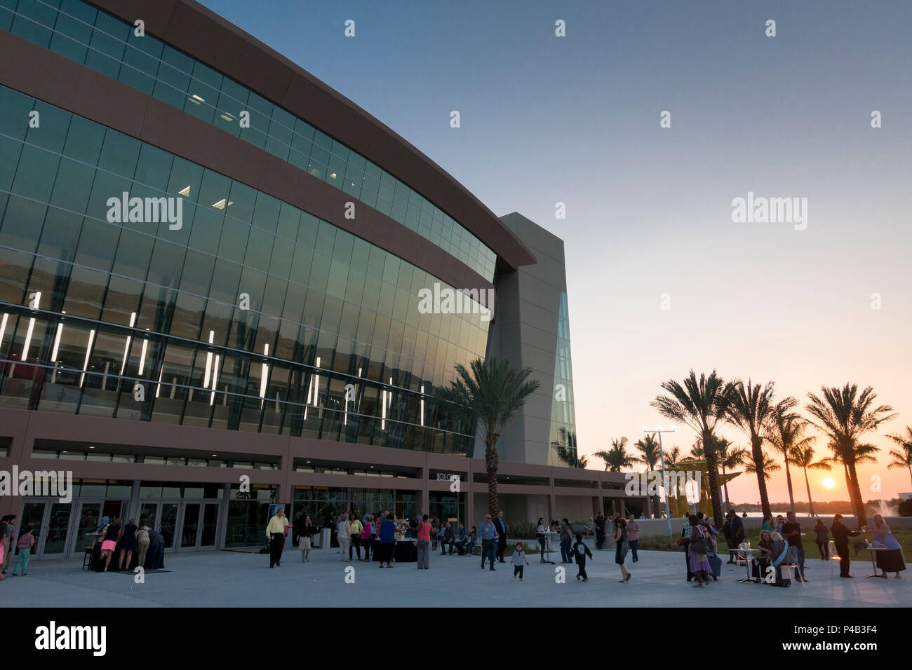 Sole che tramonta dietro palme presso il Pemborke Pini Teatro delle Arti dello Spettacolo, Pembroke Pines, Florida Foto Stock