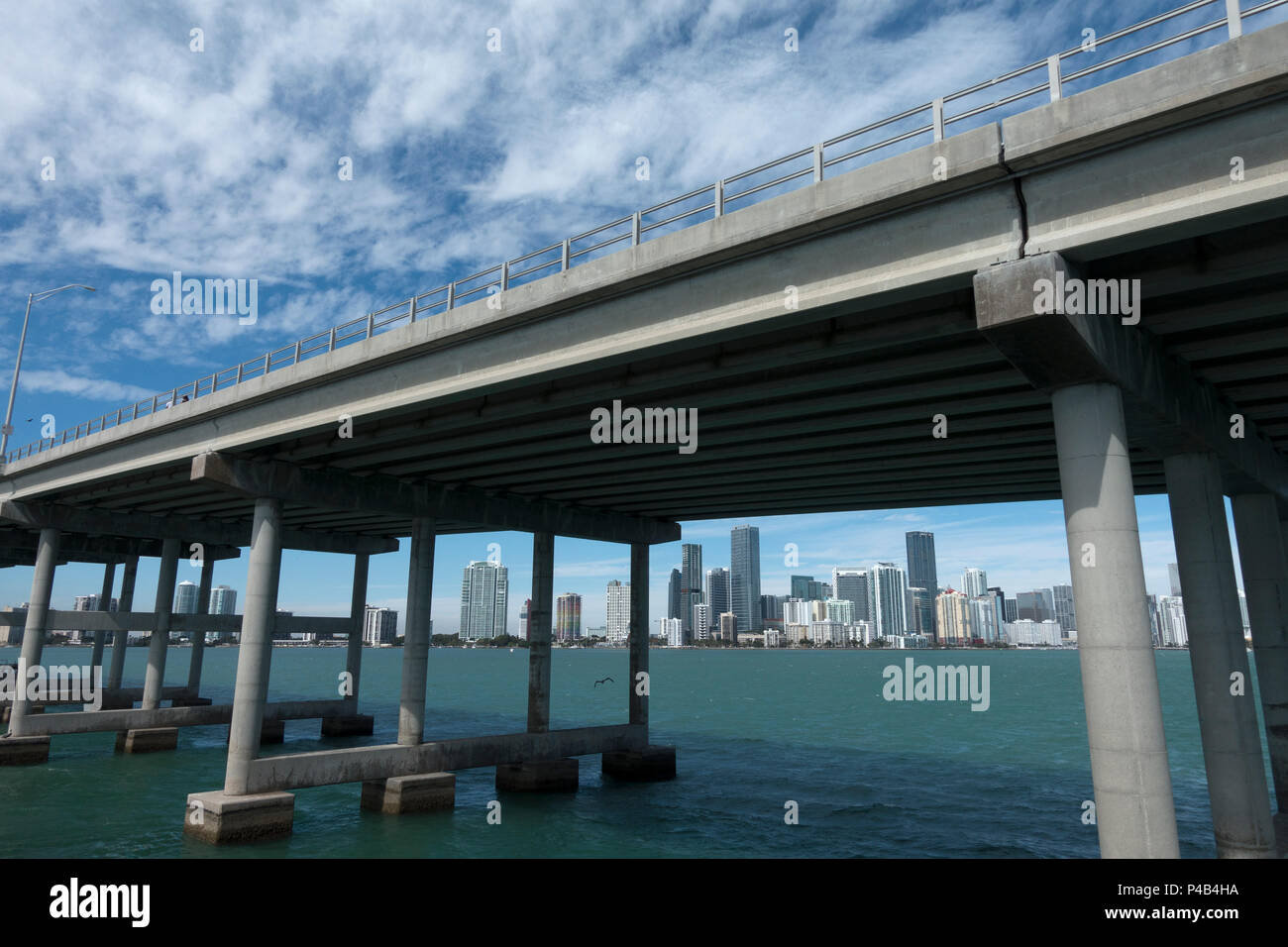 Ponte dell'autostrada dal centro cittadino di Miami di Key Biscayne attraversa la baia di Biscayne, Miami, Florida Foto Stock