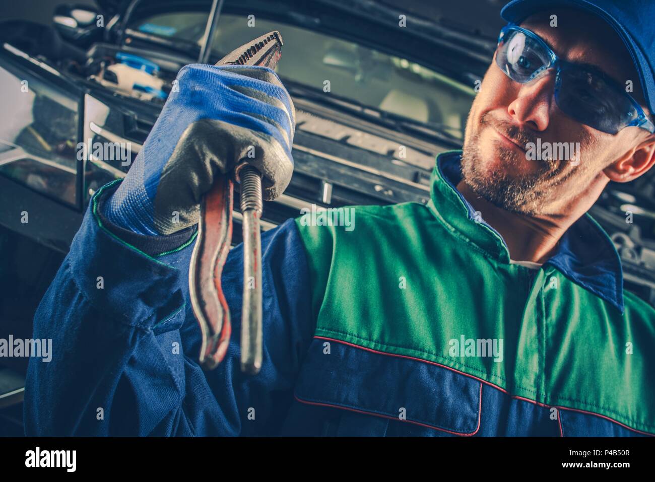 Potente vettura meccanico. Uomini caucasici con utensile sensazione forte. Foto Stock