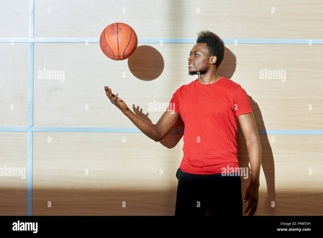 Afro-americano di uomo alzare il basket ball Foto Stock