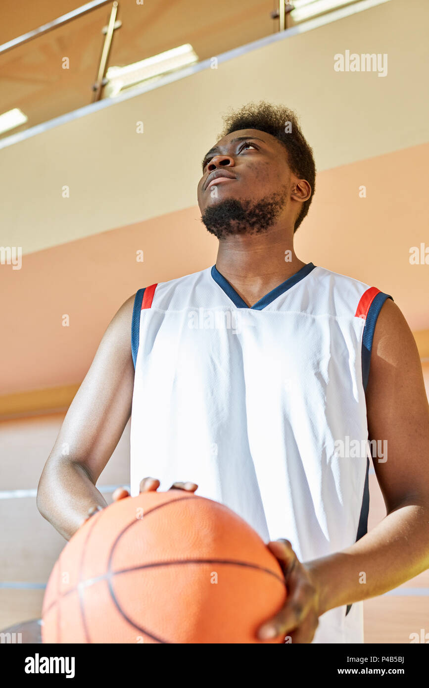 Serio atleta con basket ball Foto Stock