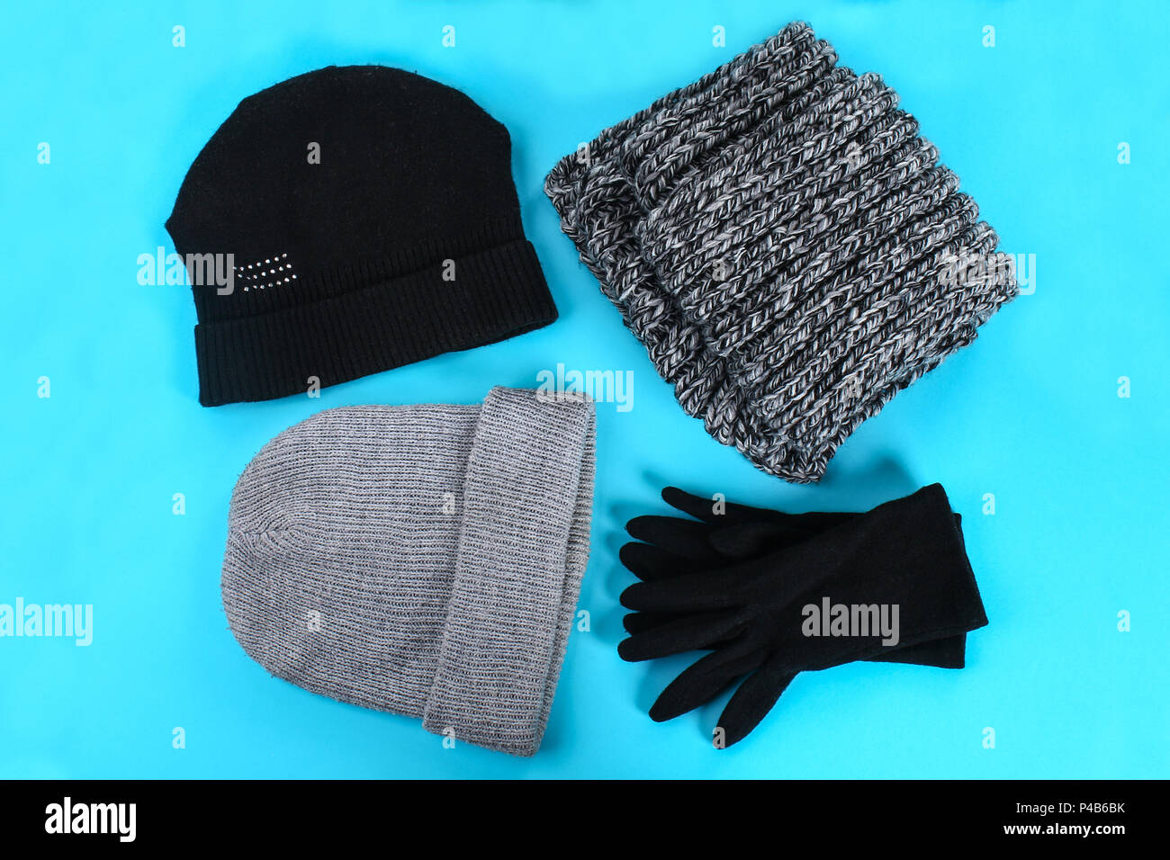 Autunno e Inverno vestiti, cappelli, sciarpe e guanti protettivi su un  pastello blu sullo sfondo Foto stock - Alamy