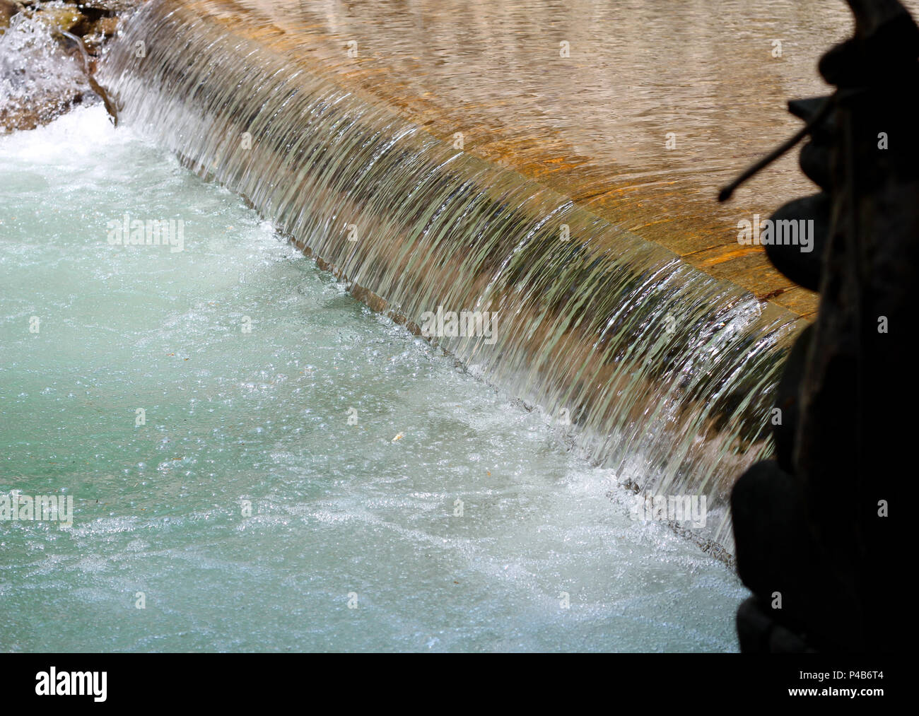 Cascata sulla diga sul fiume. Foto Stock