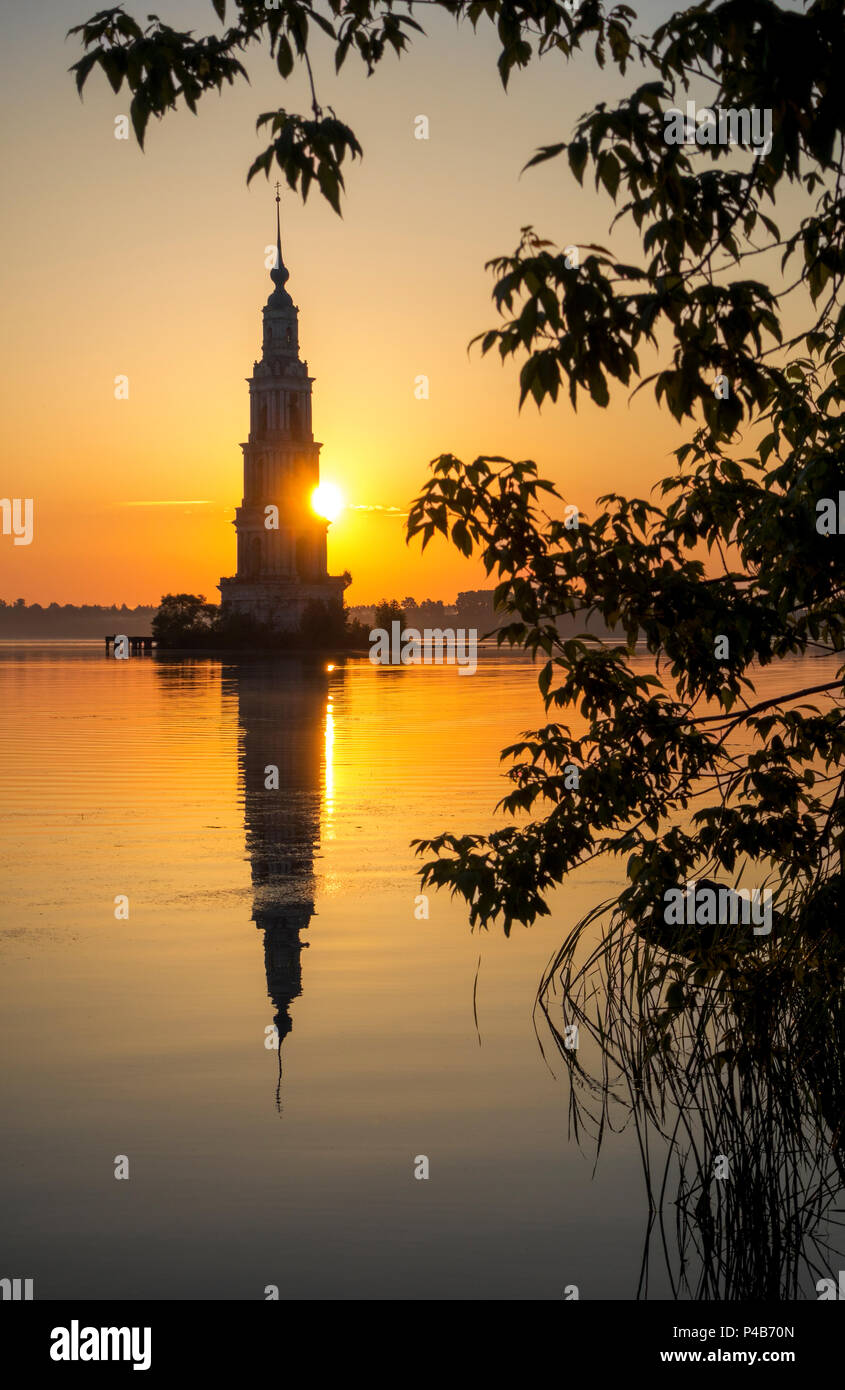 Allagato il campanile della cattedrale di San Nicola in Kalyazin Kalyazin a sunrise. Kalyazin - la città dell'anello d'oro della Russia Foto Stock