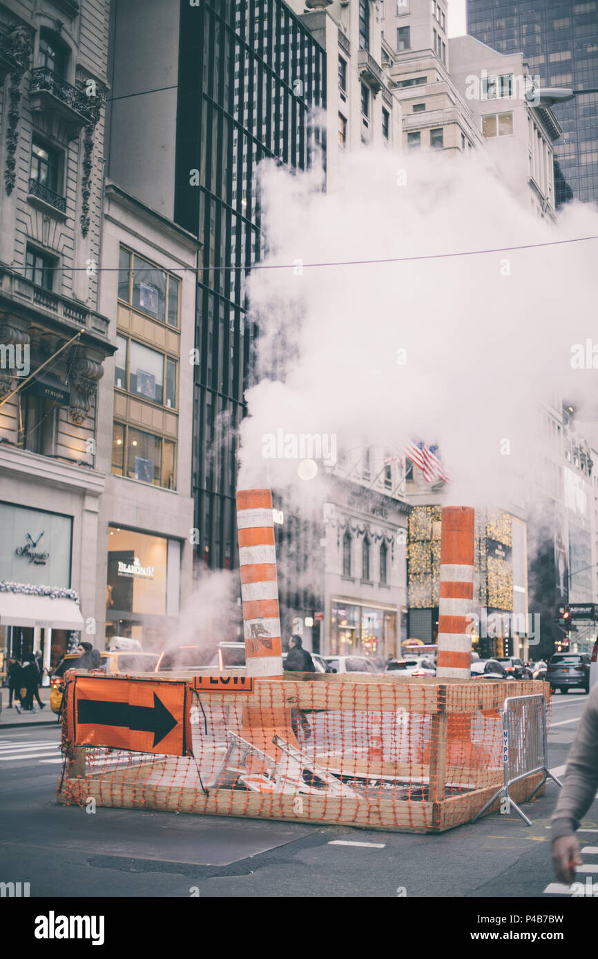 Di tubi di fumo sulle strade di Manhattan Foto Stock
