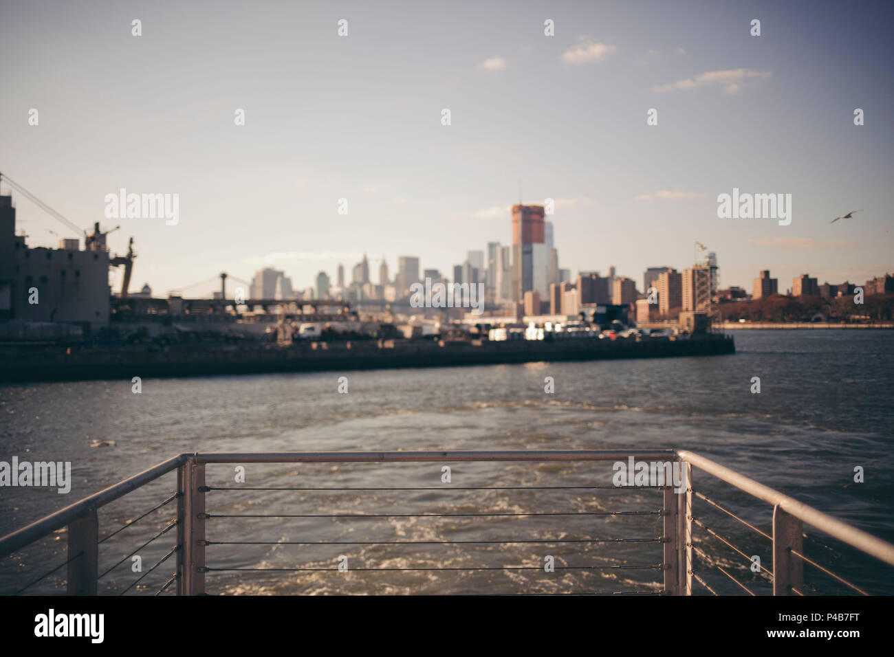 Stati Uniti d'America, New York City, vista di Manhattan da una nave traghetto Foto Stock