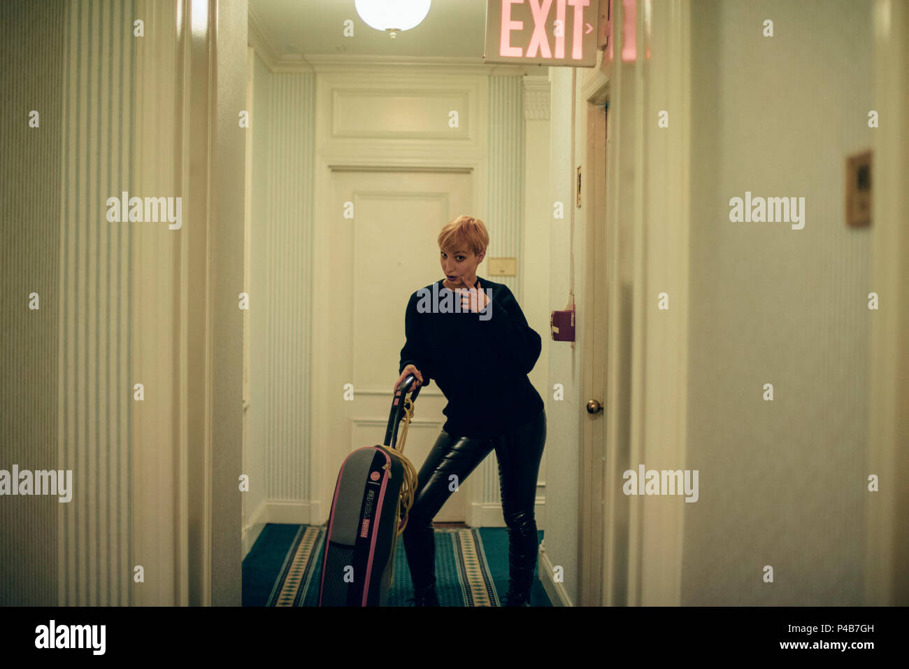 Freaky ragazza bionda sul corridoio di un hotel di Manhattan Foto Stock