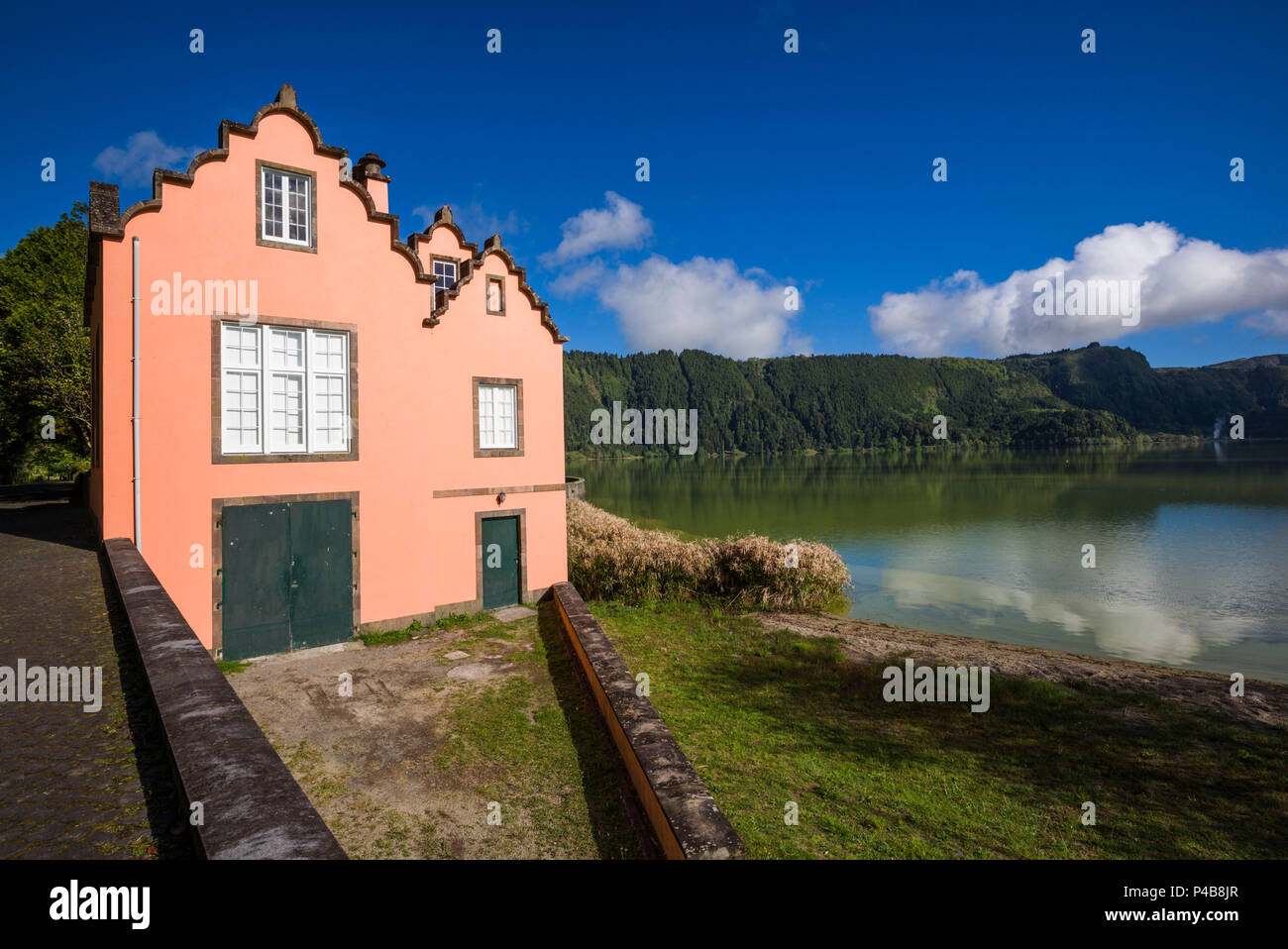 Portogallo Azzorre, isola Sao Miguel, Furnas, Lago das Furnas lake, lato lago noleggio barche buildling Foto Stock