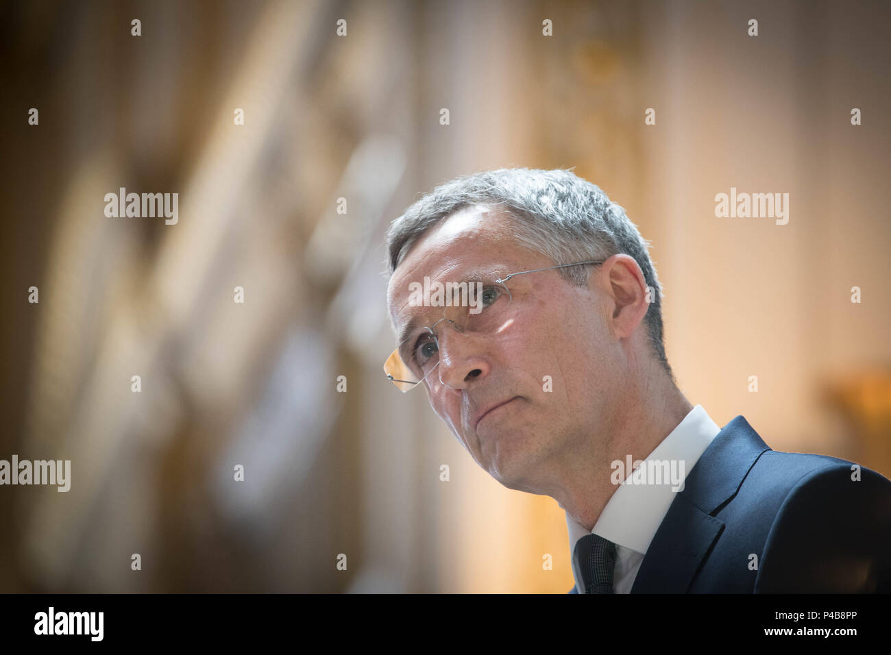Il Segretario Generale della NATO Jens Stoltenberg dando un discorso a Lancaster House, Londra, dove ha fatto appello al alleati occidentali a continuare a lavorare insieme per gli interessi della sicurezza condivisa, nonostante una serie di pubbliche screzi tra gli Stati Uniti e altri stati membri. Foto Stock