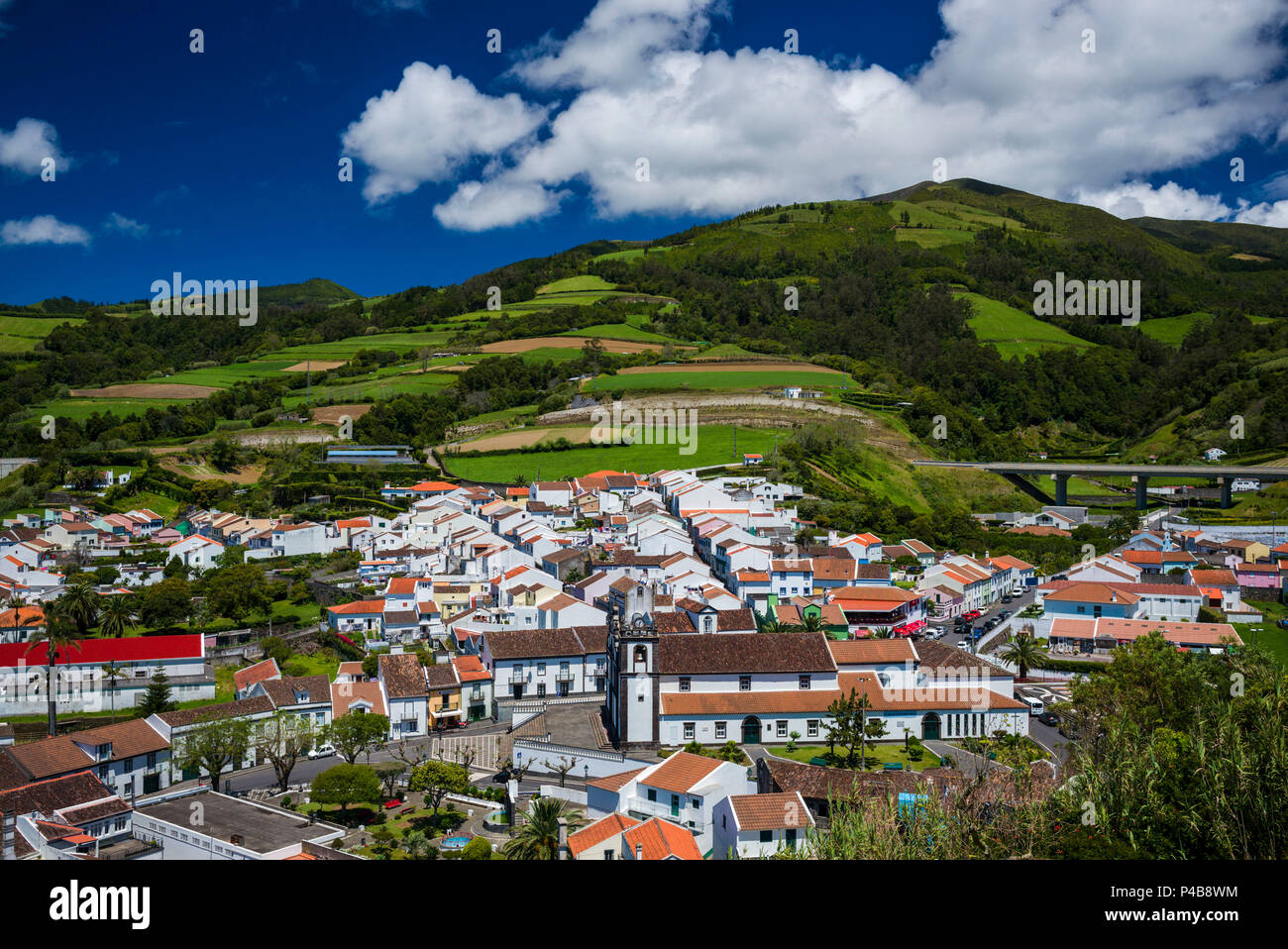 Portogallo Azzorre, isola Sao Miguel, l'Agua de Pau, elevati città vista dal Monte Santos Foto Stock