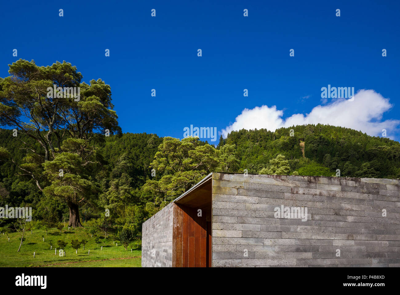 Portogallo Azzorre, isola Sao Miguel, Furnas, Lago das Furnas, Lago di Furnas Monitoraggio e centro di ricerca, lago di edifici di monitoraggio da parte di architetti Aires Mateus e Associates, esterna Foto Stock