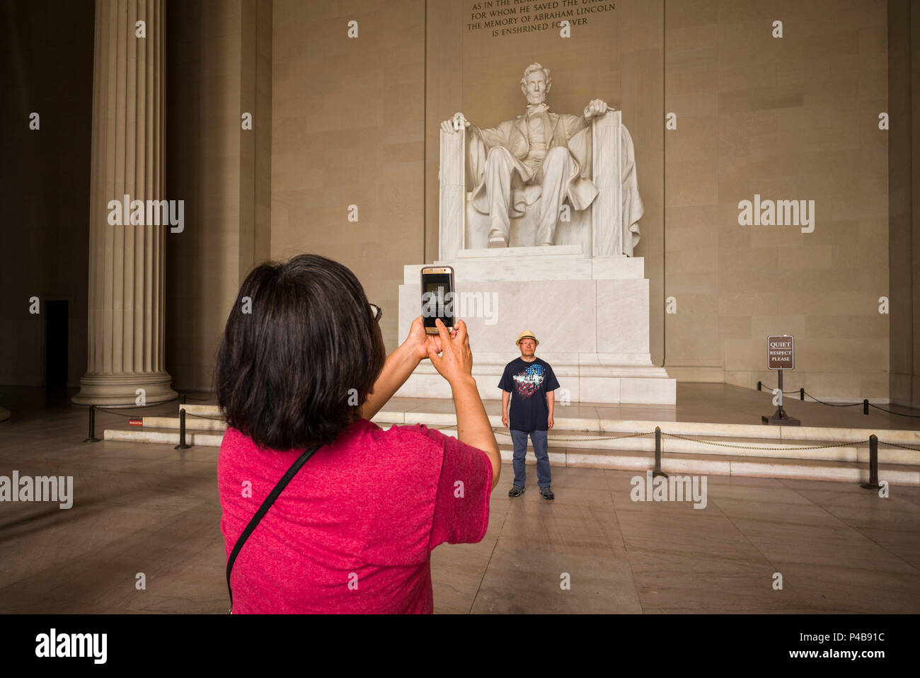 Stati Uniti d'America, il Distretto di Columbia, Washington, il Lincoln Memorial, statua del presidente Abraham Lincoln con i visitatori Foto Stock