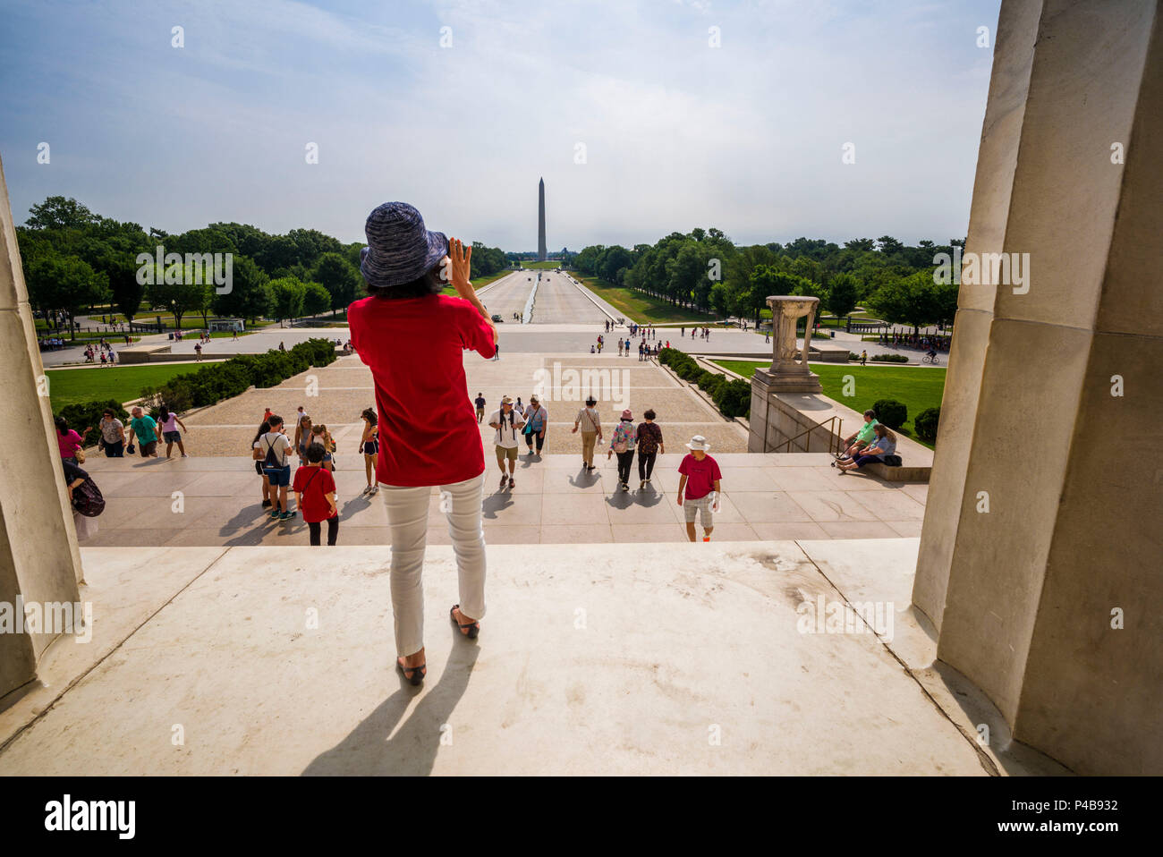 Stati Uniti d'America, il Distretto di Columbia, Washington, il Lincoln Memorial, turistico a fotografare il Mall di Washington Foto Stock
