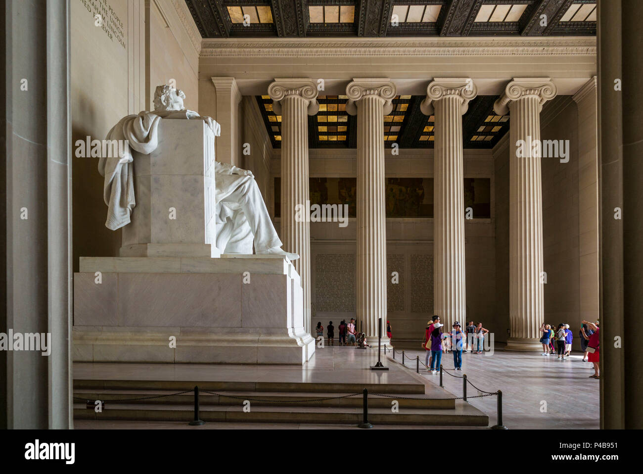 Stati Uniti d'America, il Distretto di Columbia, Washington, il Lincoln Memorial, statua del presidente Abraham Lincoln con i visitatori Foto Stock