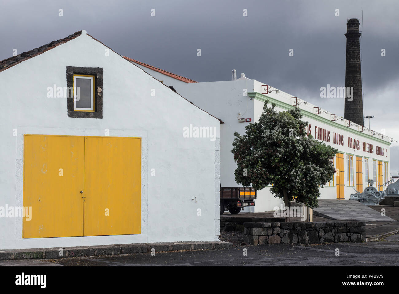 Portogallo Azzorre, isola Pico, Sao Roque do Pico, Museu da Industria Baleeira, industria baleniera museo ospitato nella vecchia fabbrica baleniera, esterna Foto Stock