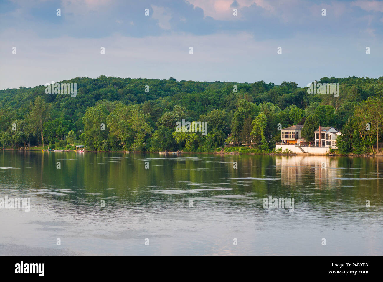 Stati Uniti d'America, Pennsylvania, CONTEA DI BUCKS, nuova speranza, città vista dal fiume Delaware Foto Stock