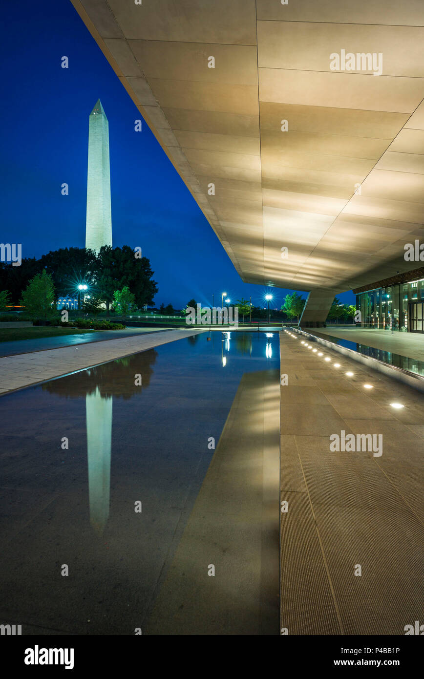 Stati Uniti d'America, il Distretto di Columbia, Washington, National Mall, Nazionale Museo afro-americano esterno e il Monumento a Washington, crepuscolo Foto Stock