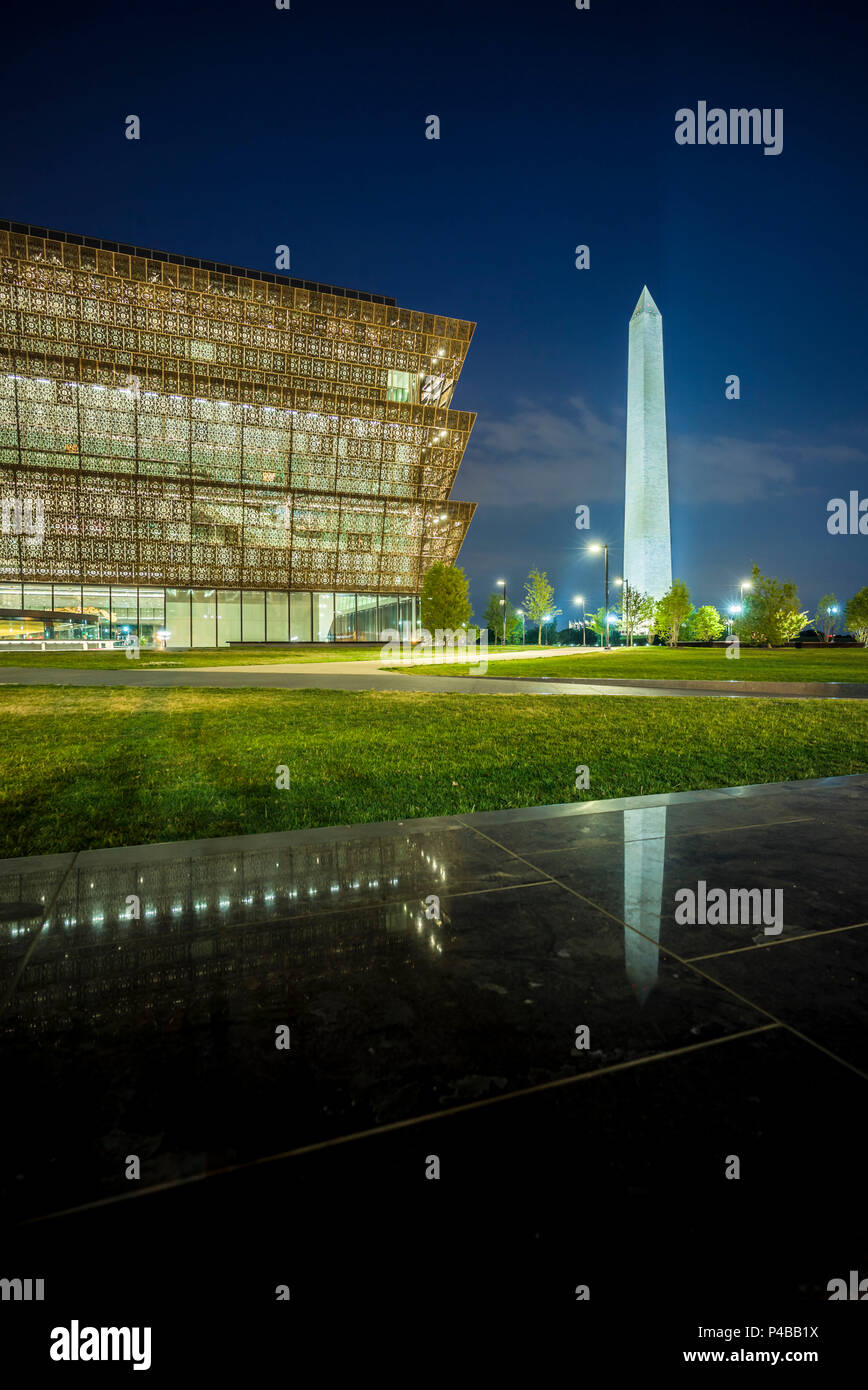 Stati Uniti d'America, il Distretto di Columbia, Washington, National Mall, Nazionale Museo afro-americano esterno e il Monumento a Washington, crepuscolo Foto Stock