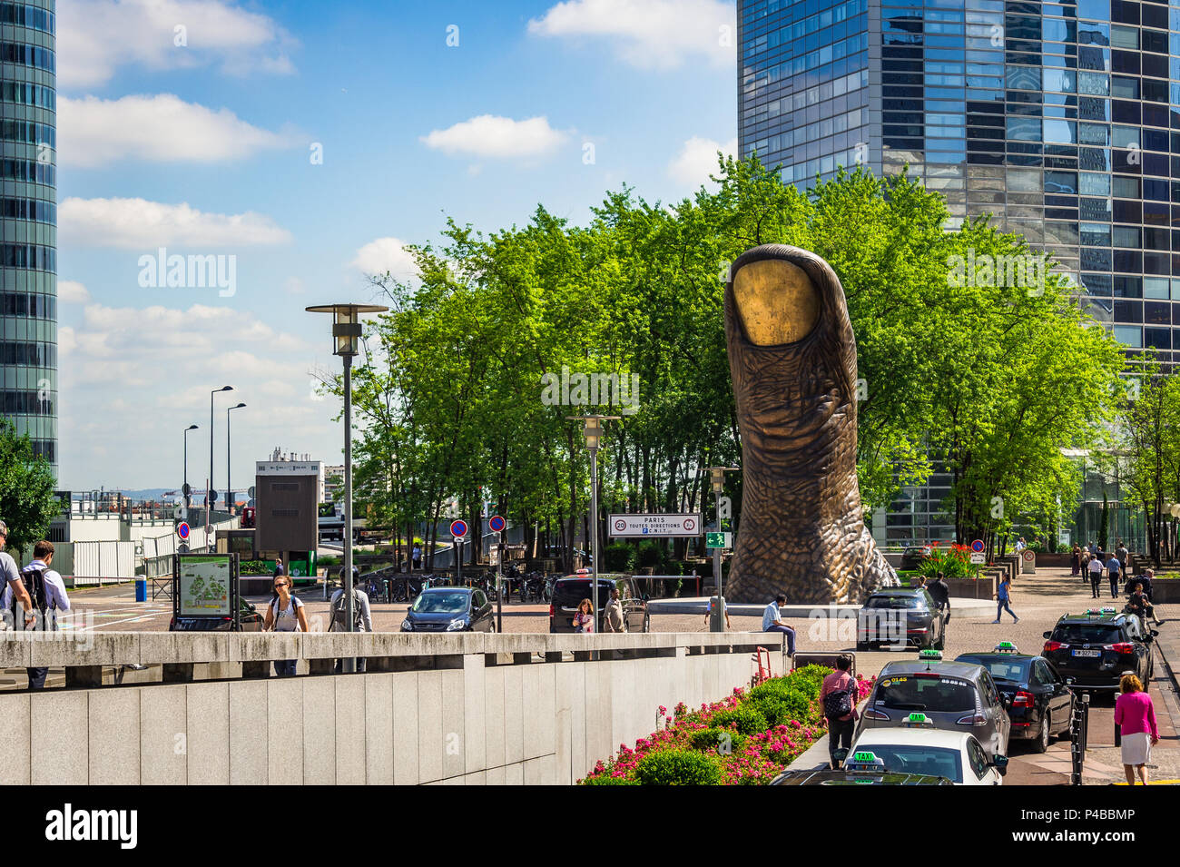 'Le Pouce' è scultura in bronzo di Cesar. Modellato fuori il suo pollice si erge a La Defense area in Parigi, Francia Foto Stock