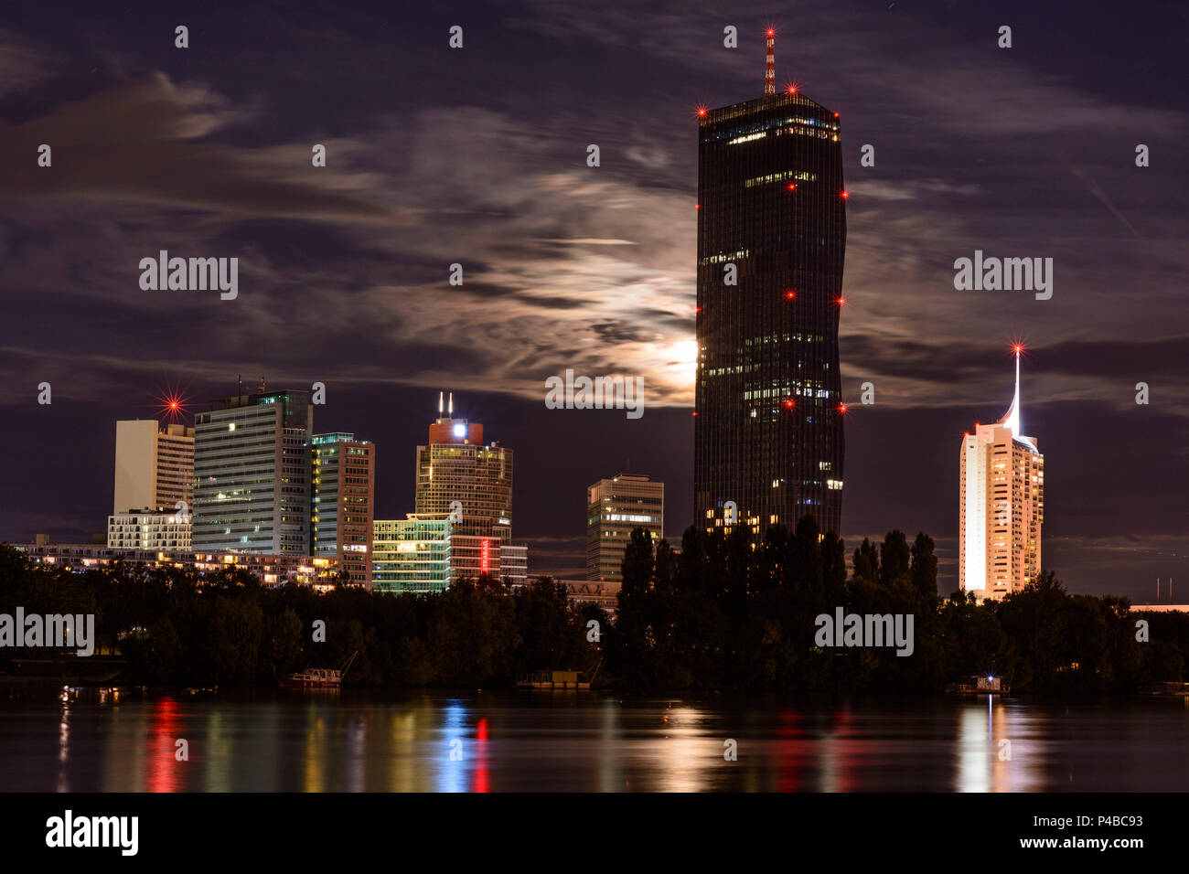Vienna, il fiume Danubio, Donaucity, DC Tower 1, luna piena, 22. Donaustadt, Wien, Austria Foto Stock