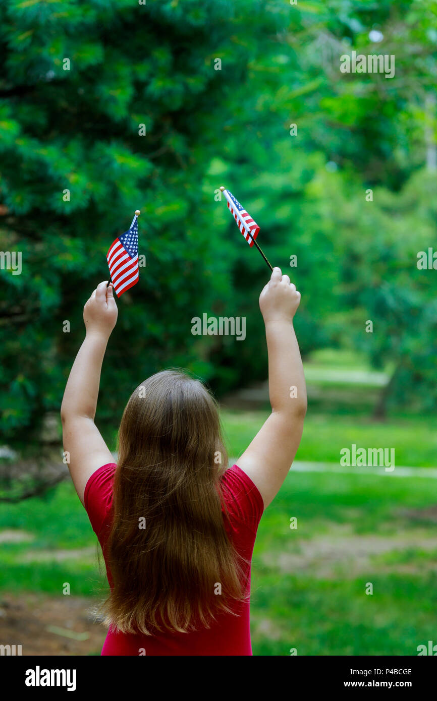 Bellissima bambina con bandiera americana il giorno di indipendenza, Bandiera giorno concept Foto Stock