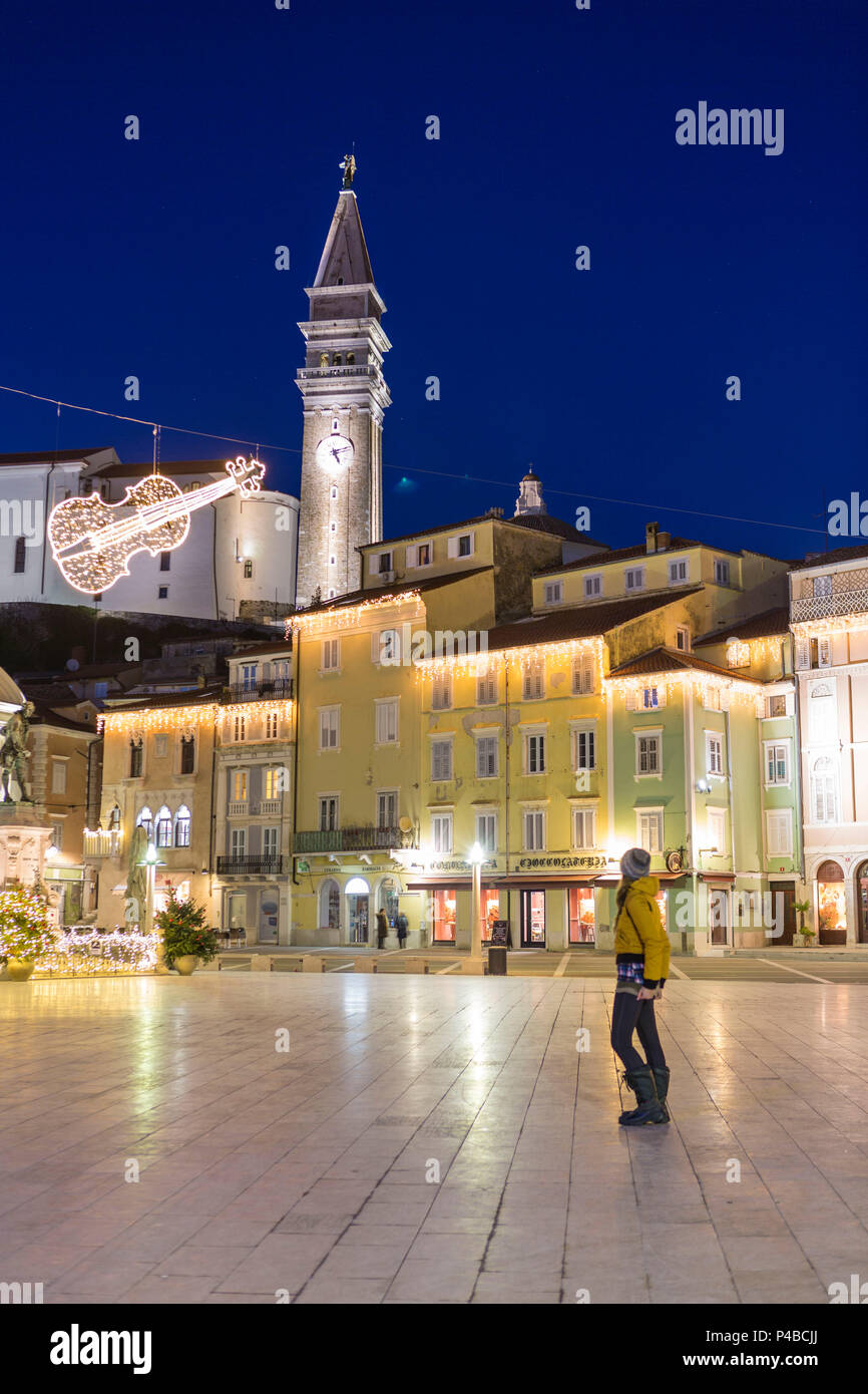 Donna straordinaria a Tartini quadrato che è stato chiamato dopo il violinista e compositore Giuseppe Tartini, pirano, Istria, Slovenia Foto Stock