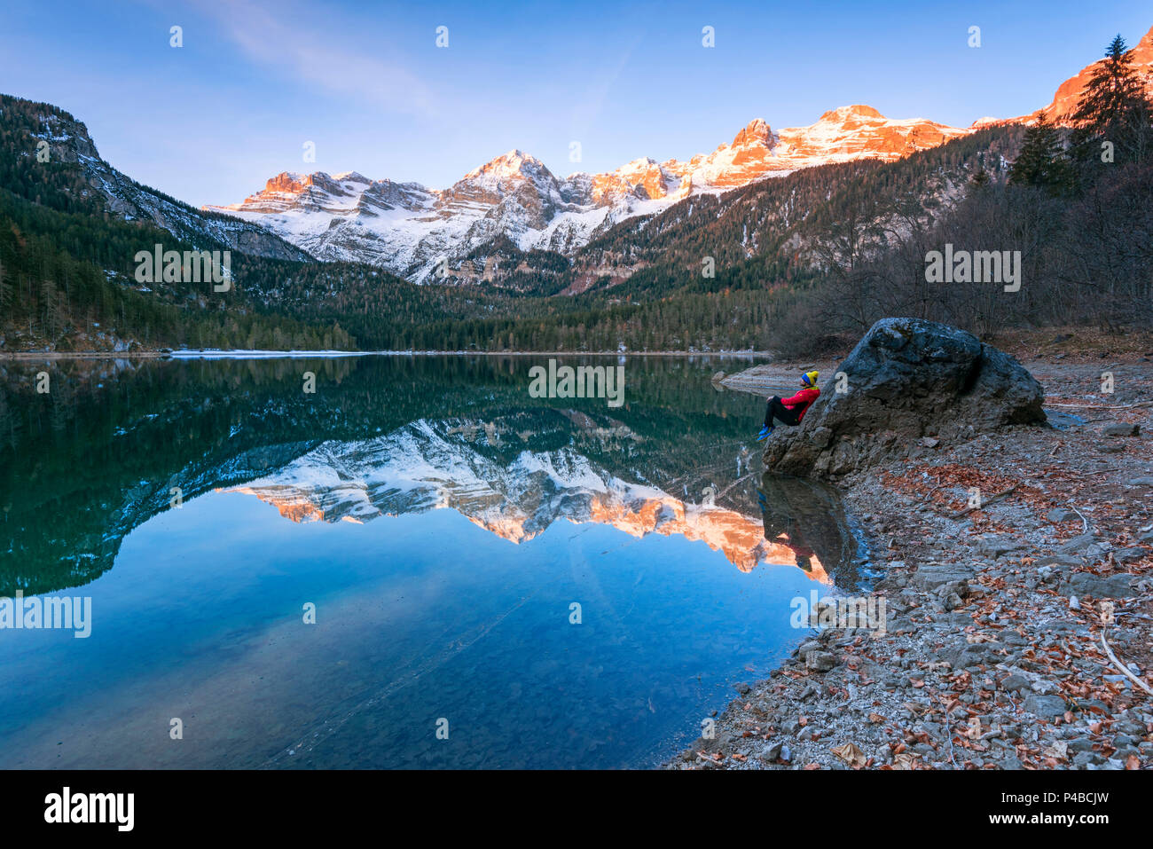 Turistico rilassato guarda al Parco Naturale Adamello Brenta Europa, Italia, Trentino, Val di Non, Valle di Tovel, Ville d'Anaunia Foto Stock