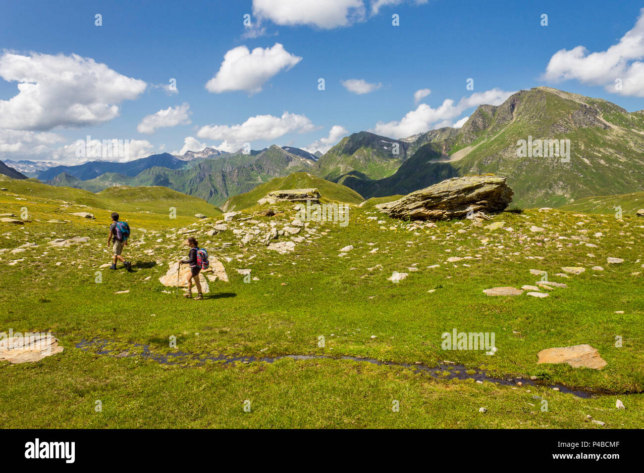 Due escursionisti trekking, passo del Sole, Olivone, Lucomagno, distretto di Blenio, Canton Ticino, Svizzera, Europa Foto Stock
