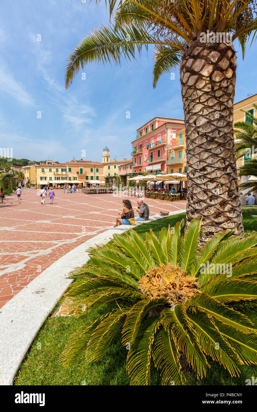 La piazza principale della città vecchia, Porto Azzurro, Isola d'Elba, Provincia di Livorno, Toscana, Italia Foto Stock