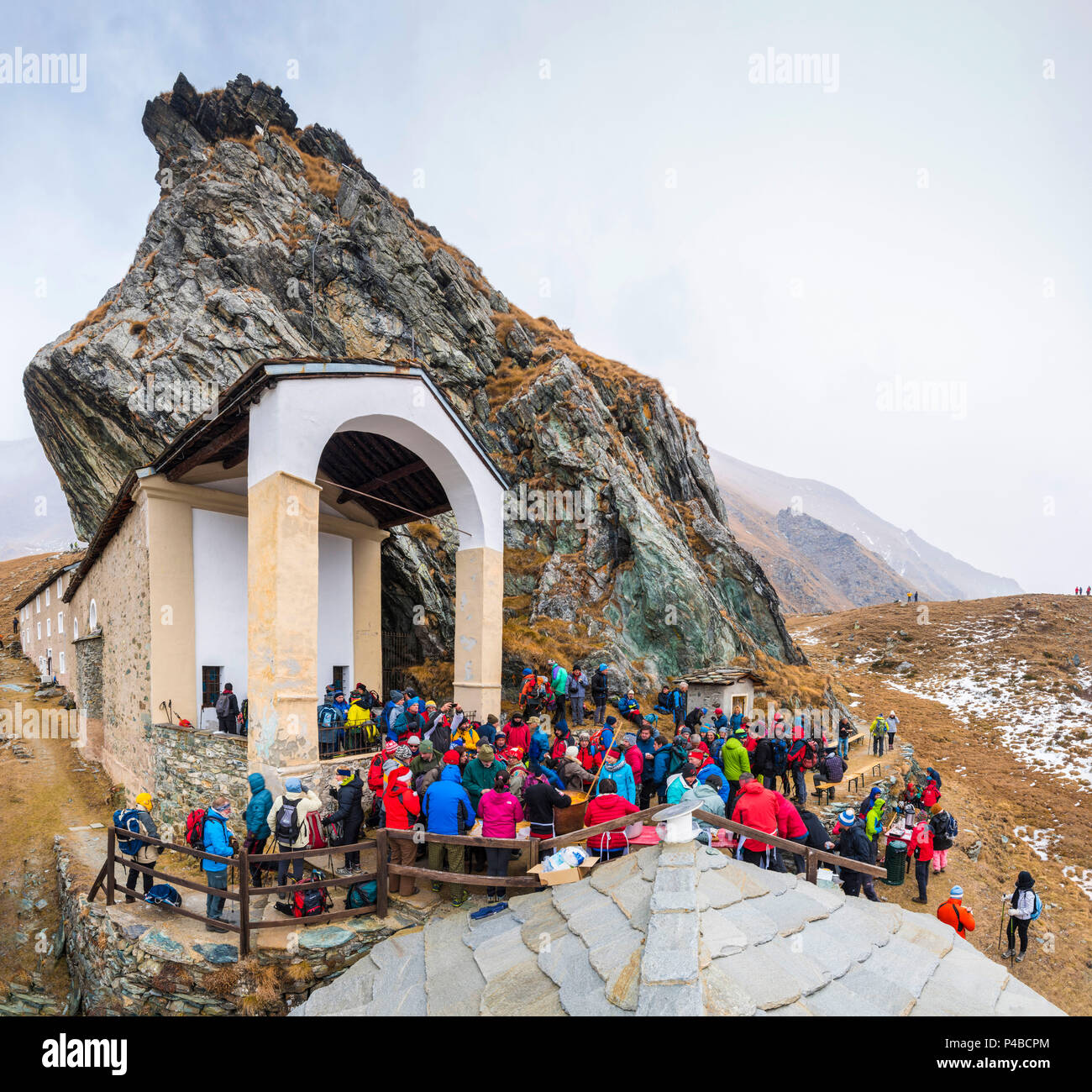 San Besso santuario durante l inverno celebrazioni, Valle Soana, il Parco Nazionale del Gran Paradiso, Piemonte, Alpi Italiane, Italia Foto Stock