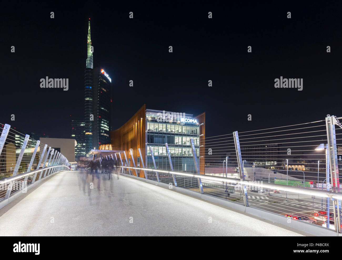 Vista della Torre di Unicredit e l'edificio e3est (chiamato termosifone) da Alvar Aalto piazza durante la sera. Milano, lombardia, italia. Foto Stock