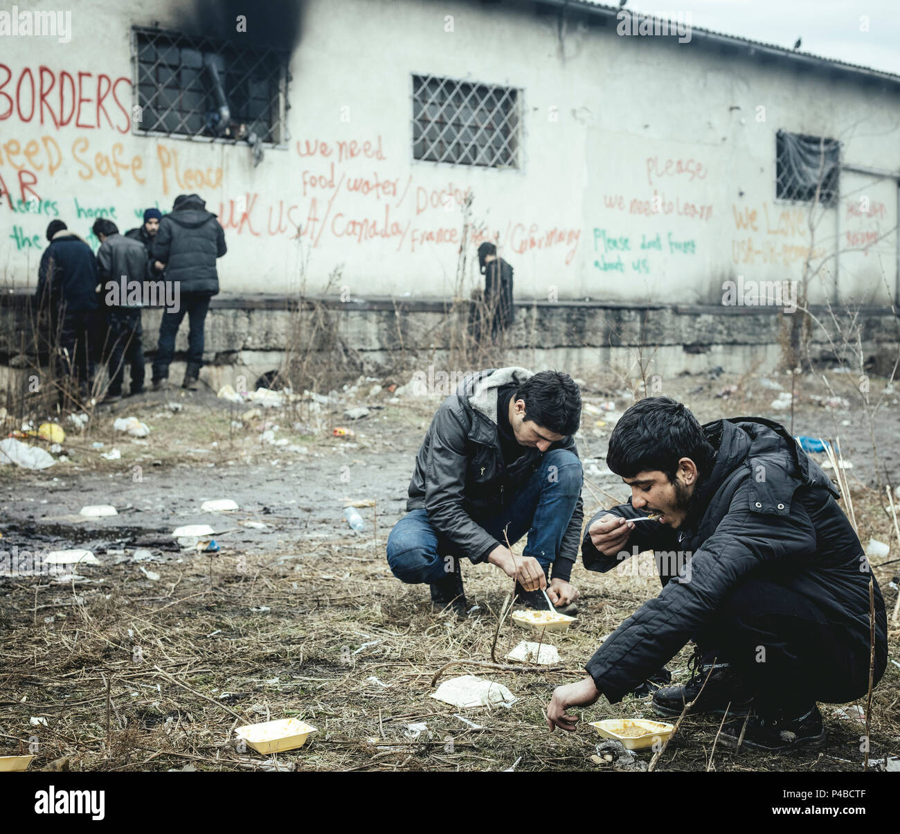 Complesso di magazzini a Belgrado in Serbia. In marzo, il numero di rifugiati, provenienti soprattutto da Afghanistan e Pakistan è in aumento. Sempre di più i bambini e i ragazzi sono in arrivo. Volontari provenienti da diversi paesi stanno organizzando progetti in e intorno al complesso di magazzini, la fornitura di cibo e vestiti e legna da ardere e workshop. Negli ultimi mesi una vera e propria infrastruttura della solidarietà è cresciuto in questa zona nel cuore di Belgrado. Problema del pranzo da organizzazioni di aiuto Foto Stock