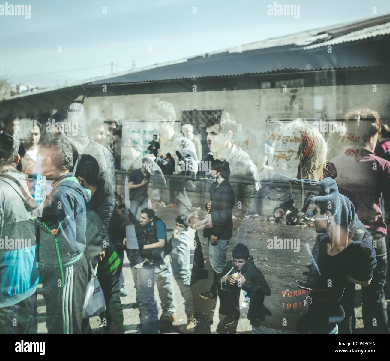 Magazzini a Belgrado, nel marzo 2017 tutti i giorni sono in arrivo più rifugiati al warehoiuses, per la maggior parte provenienti dalla Bulgaria, molti di loro sono bambini e ragazzi. Foto Stock