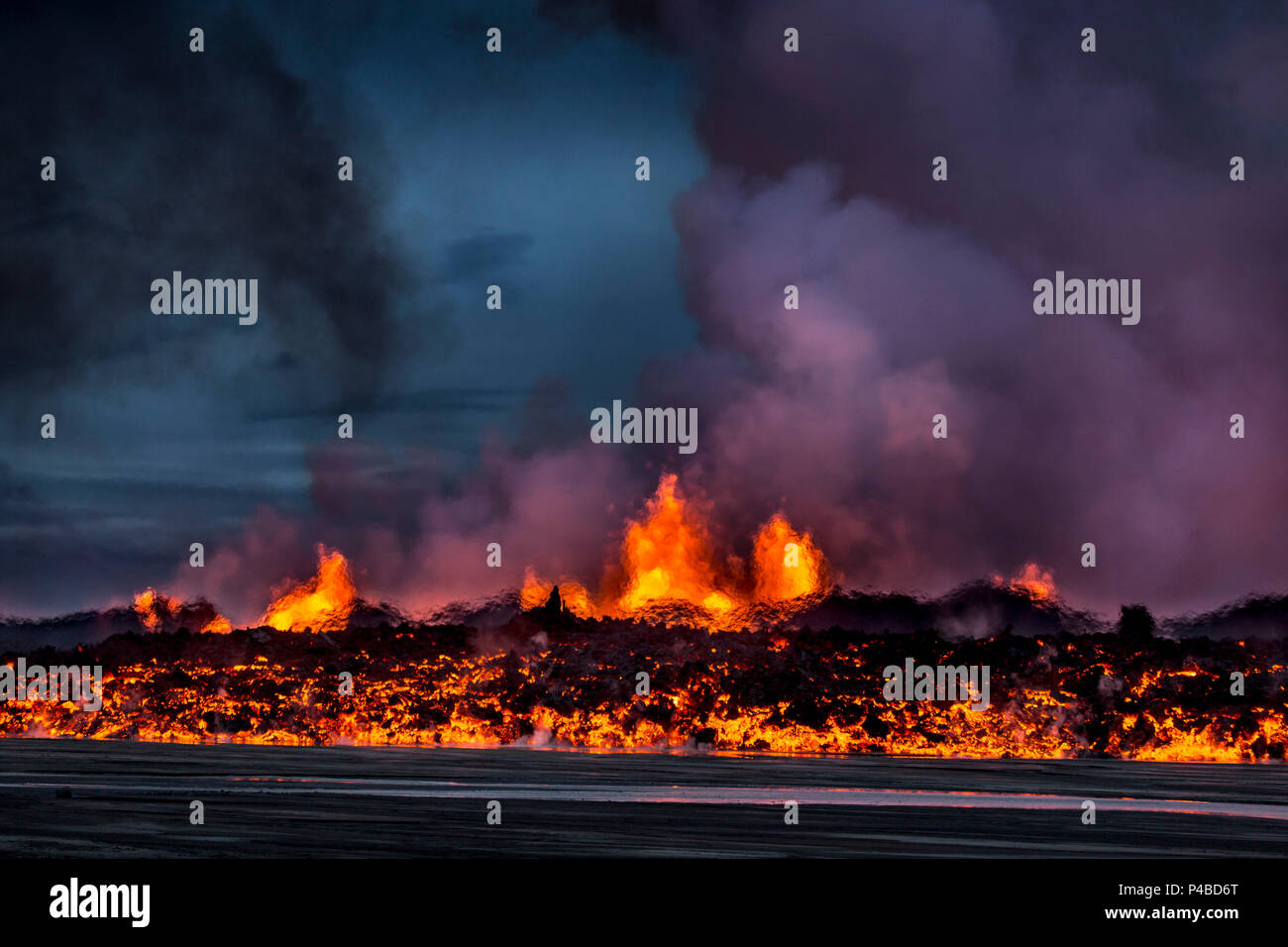 Lava incandescente dall'eruzione in corrispondenza della fessura Holuhraun, vicino al vulcano Bardarbunga. Agosto 29, 2014 una eruzione fissurale avviato in Holuhraun all'estremità nord di un intrusione di magma, che si era spostato progressivamente a nord, dal vulcano Bardarbunga. Foto Date-Sept. 2, 2014 Foto Stock