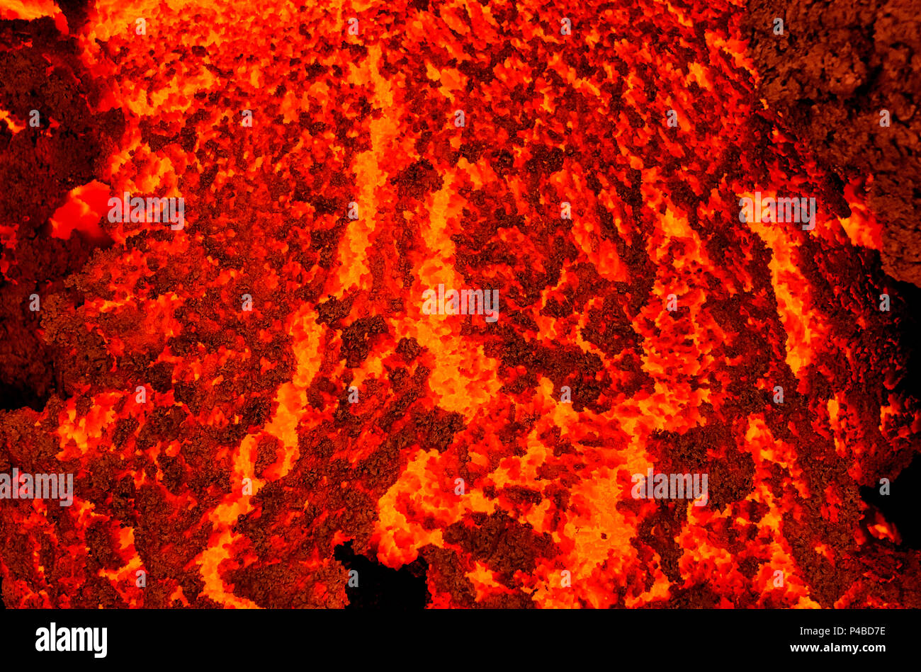 Lava incandescente che scorre, Holuhraun eruzione fissurale, Vulcano Bardarbunga, Islanda. Agosto 29, 2014 una eruzione fissurale avviato in Holuhraun all'estremità nord di un intrusione di magma, che si era spostato progressivamente a nord, dal vulcano Bardarbunga. Picture Data: Febbraio 2, 2015 Foto Stock