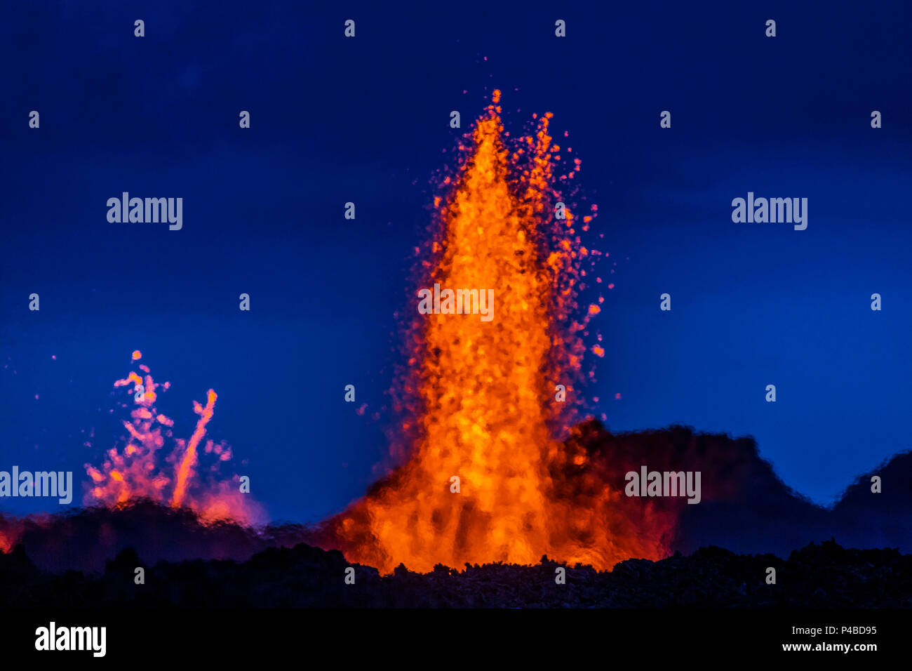 Fontane di lava al Holuhraun eruzione fissurale vicino vulcano Bardarbunga, Islanda. Agosto 29, 2014, una eruzione fissurale avviato in Holuhraun all'estremità nord di un intrusione di magma che avevano spostato progressivamente a nord, dal vulcano Bardarbunga. Picture data- 2 Settembre 2014 Foto Stock