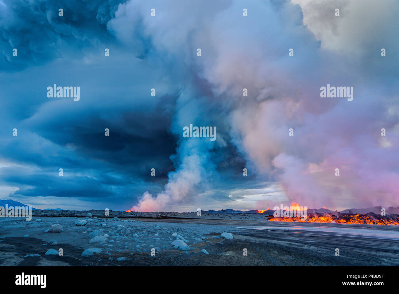 Eruzione del vulcano al Holuhraun frattura vicino vulcano Bardarbunga, Islanda. Un tardo pomeriggio vista di parte della fessura Holuhraun in eruzione di lava e vapore aumento nell'aria vicino al vulcano Bardarbunga, Islanda. Bardarbunga è un subglacial uno stratovulcano situato sotto il tappo di ghiaccio del ghiacciaio Vatnajokull Picture data- Sett. 2, 2014 Foto Stock