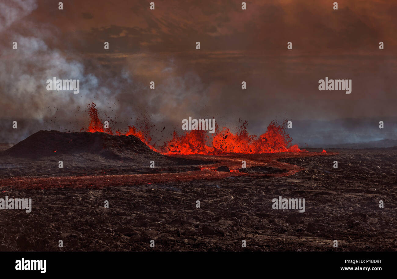 Vista aerea della lava e vapore. Agosto 29, 2014 una eruzione fissurale avviato in Holuhraun all'estremità nord di un intrusione di magma, che si era spostato progressivamente a nord, dal vulcano Bardarbunga. Bardarbunga è uno stratovulcano situato sotto il Vatnajokull, Islanda più ampia del ghiacciaio. Picture Data: 3 settembre 2014 Foto Stock