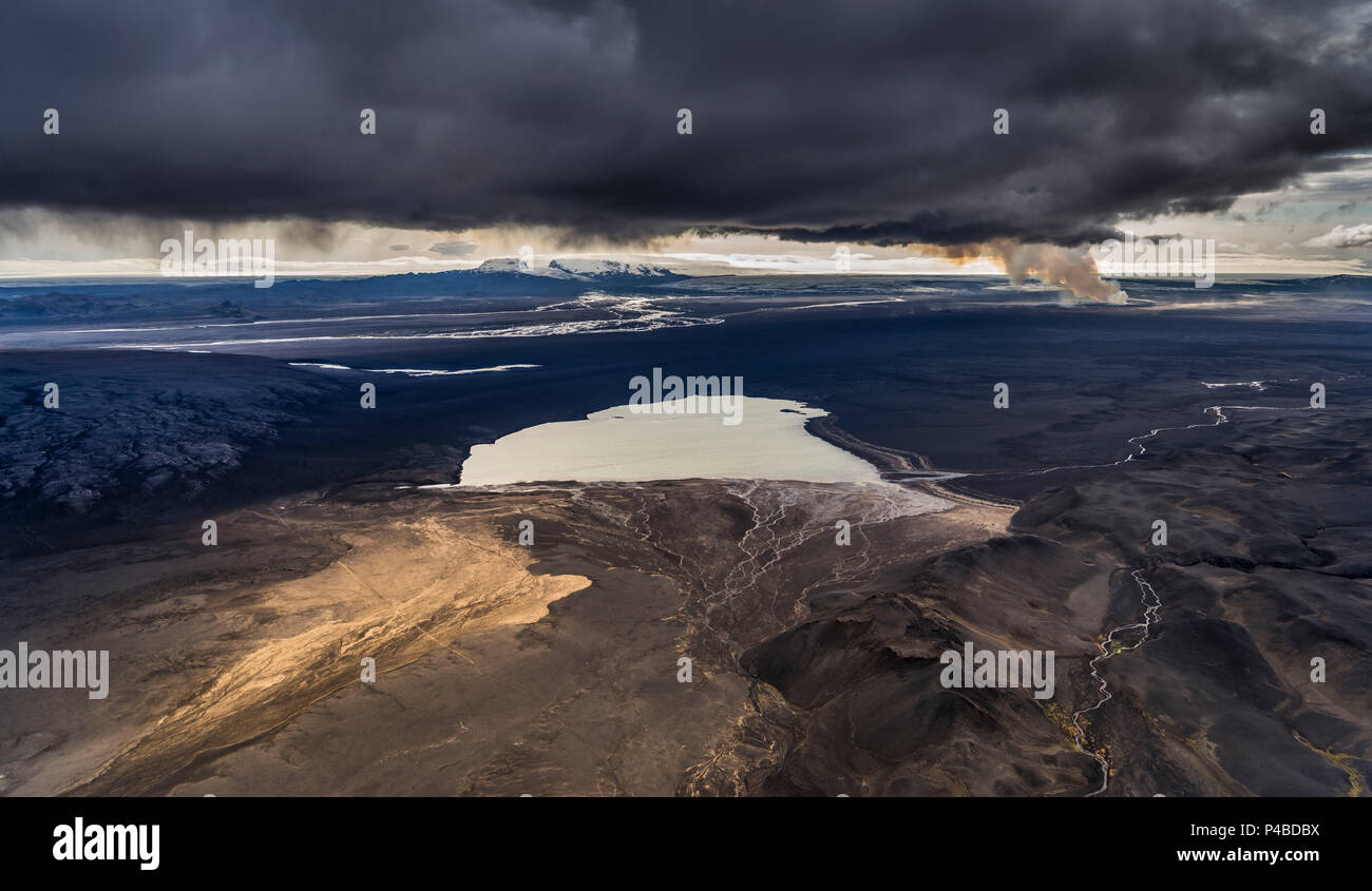 Lago Dyngjuvatn con il Holuhraun eruzione, dal vulcano Bardarbunga, Islanda. Agosto 29, 2014 una eruzione fissurale avviato in Holuhraun all'estremità nord di un intrusione di magma, che si era spostato progressivamente a nord, dal vulcano Bardarbunga. Foto Stock