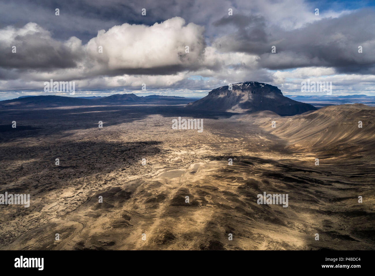 Mt. Herdubreid, Highlands Centrali, Islanda. Mt. Herdubreid è una alta montagna della tavola nelle Highlands e vicino ad Askja volanco. È anche vicino al Holuhraun campo di lava. Il 29 agosto 2014 una eruzione fissurale avviato in Holuhraun all'estremità nord di un intrusione di magma, che si era spostato progressivamente a nord, dal vulcano Bardarbunga. Foto Stock