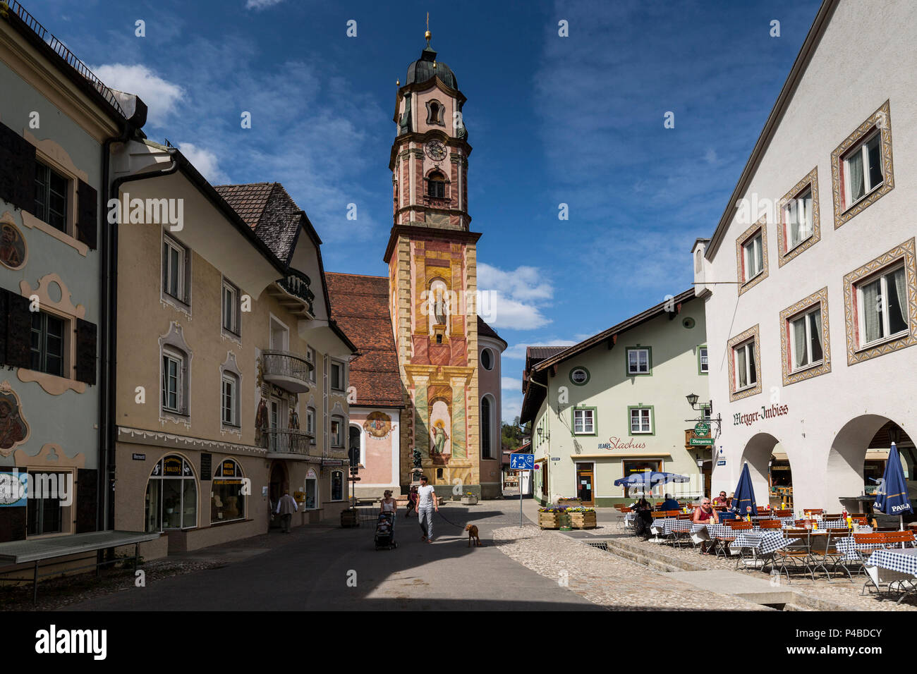 In Germania, in Baviera, Mittenwald, Obermarkt, San Pietro e la chiesa di San Paolo Foto Stock