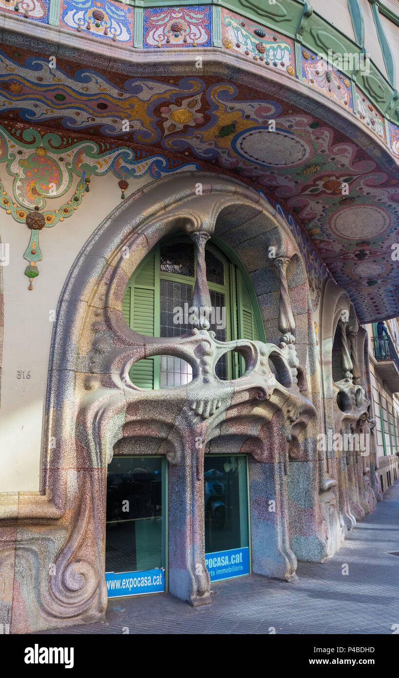 La città di Barcellona, Casa Comalat, dettaglio, architettura modernista, Spagna Foto Stock